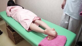 ERDM-212 カーテン1枚挟んだ夫の横で、人妻が嫌でもイカされる性感マッサージ4時間
