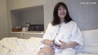 【モザイク破壊】MADV-523 ばちぼこちゃん。潮吹きミニマム女子大生 えな 「大きいのが気持ち良すぎて失神するかと思った…」153cmのミニマム女子をデカチンで串刺し