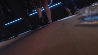 JUR-698 ハプニングバー人妻NTR 「あなたのためよ…」と言っていた妻がいつしか群がる男たちに夢中になっていた。 日下部加奈 玉木くるみ