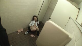 AP-168 女廁裡的女同性騷擾 滴口水 發現一個天真的可愛女孩就很興奮，所以我最終在女廁裡一邊滴口水一邊猥褻她。