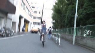 AP-180 チャリ通女子校生痴漢 サドルとアソコが擦れて超敏感状態のミニスカ無防備女子校生を痴漢しまくって失禁するほど感じさせろ！！