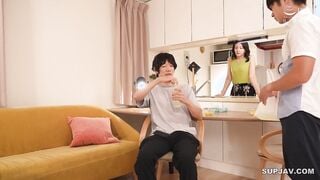 【모자이크 해제】VEC-768 갑작스러운 열정적인 키스, 주위 눈치도 보지 않고 아들의 친구에게 입술을 빼앗기며 솟구치는 본능 타사키 코노에