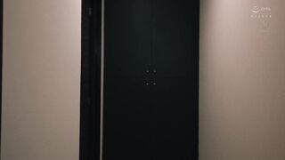 JUR-072 人妻秘書、汗と接吻に満ちた社長室中出し性交