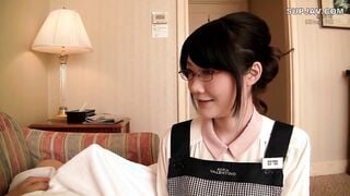 【モザイク破壊】CRC-075 メガネボインの客室係がいる掲示板でウワサのビジネスホテルを予約してみた。確かに服の上からでもハッキリとわかる爆乳、そして、部屋にはベッド…