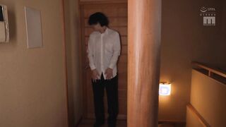MIDA-630 「ねえぇん暇だし…私と一緒にキメちゃわなぁい？」近所に住む欲求不満な爆乳高級セレブ妻に誘惑されてキメパイ揉みくちゃキメセク性交に堕ちたボク…