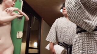 【モザイク破壊】HUNTC-552 つるペタ女子が男湯腰巻タオル1枚チャレンジ！バレたら即アウト！？温泉旅館で度胸試し！スリルを楽しむ女の子たち…。果たしてバレたらどうな