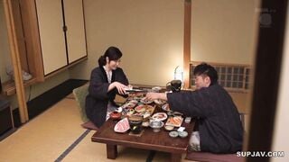 【モザイク破壊】JUX-843 一泊二日の温泉旅行中、熟れたカラダと甘い視線で夫を誘惑し続ける人妻 白石すみれ