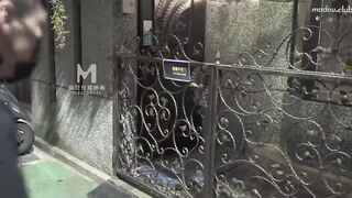 麻豆传媒MD0137 窃贼误闯阴道内E奶贵妇强上傻小贼 鈡麗琪