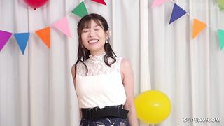 MGNL-171 『仲良し夫婦限定！壁穴から顔を出したまま身体にイタズラを受けて連想ゲーム！』年下美人妻が挑戦！旦那に見えない壁の向こうでは知らない男に手マンされて潮吹き