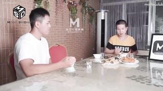 Madou Media MSD045 "El contraste de la sensualidad de la jefa" Besa a Fangze Yuan Ziyi cuando está enamorada