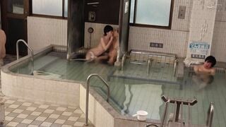 DVMM-387 一般男女モニタリングAV つるぺた娘さん！タオル一枚男湯に潜入してみませんか？女子だと気づかれたら男性客をその場で即ヌキ！結局全員にバレて最後は公開中出
