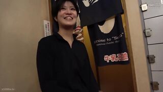 DVMM-387 一般男女モニタリングAV つるぺた娘さん！タオル一枚男湯に潜入してみませんか？女子だと気づかれたら男性客をその場で即ヌキ！結局全員にバレて最後は公開中出