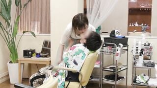 AKDL-086 母親に連れて来られた息子を痴女る 魔性☆美容室 「ボクのオチ○チン大きいね、お姉さん将来が楽しみだな」 美容師 みう あけみみう