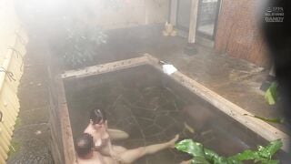 DANDYA-041 タオル禁止の混浴温泉で巨乳淑女と二人きり！「すみません乳首見えてますよ」手ブラでは隠し切れない大きな胸で勃起したらヤられた