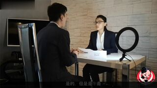 国内AVのあらすじ：仕事に応募したばかりの中国系アメリカ人の兄・小森は、社内に誰もいないのを利用して上司のふりをして、仕事に応募に来たヨーロッパ人の女の子とセックスする720P中国語字幕