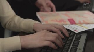 ATID-623C-U Seorang wanita pejabat yang sedar diri, seorang wanita yang sudah berkahwin yang mengalami kekurangan seks, jatuh ke dalam hubungan seks sengit seorang pengurus pertengahan umur. Miu Shiramine