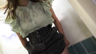 UGH-034 Ia sepatutnya hanya menjual seluar mereka... tetapi... 5 orang wanita pejabat telah berkrim di dalam tandas awam.