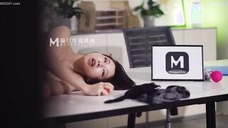 Madou Media MD0182 Jefa seductora El tiempo se detiene para desahogar el deseo sexual Xia Qingzi