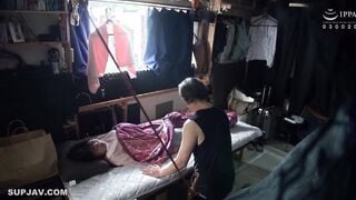 [Destruction de mosaïque] C-2966 Je (31 ans) finis naturellement par jouer avec l'amie de ma femme, "Femme mariée Rika (pseudonyme), 27 ans", qui finit par rester dans ma chambre.