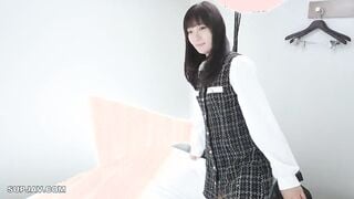 FC2-PPV-4920811 [Penggambaran pertama] Nako-chan, pelajar kolej muzik yang kemas dan bersih yang baru berpindah ke Tokyo dari luar bandar Tochigi♡ Jus keruh yang terkumpul daripada lelaki tua botak gemuk dituangkan ke dalam farajnya dan persenyawaan tidak