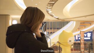 대담한 인터넷 연예인 소녀 [베이징 엔젤스 아나헬과 아나]는 쇼핑몰에 사람들이 오갈 때 놀라운 용기를 과시합니다.