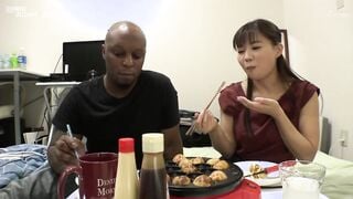 HAWA-187C 讓素人妻到一般黒人留學生家住一晚 只給一個保險套 原本應該是戴套做愛完就回家 但是因為黒肉棒超爽的 結果是答應內射 淫蕩人妻 美惠31歳