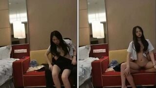 【AI画質修復】甘くて無邪気な足の長い女の子がセックスして、体の上に座って、お尻を触って、オーラルセックスをして、彼女を舐める