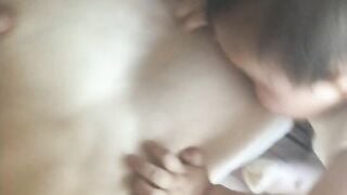 【流出】吉林省出身の若い女性シェンさんは、自宅で子供を連れた恋人に押し倒され、ベッドの上でコンドームもつけずに横で子供に乳を吸われながらレイプされた。