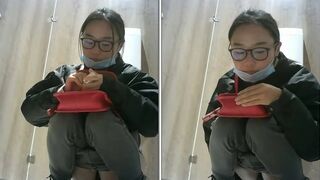 12월에 가장 최근에 유출된 내용은 안경을 쓴 귀여운 소녀가 카메라를 향해 승리의 신호를 보내는 파노라마 욕실 사진입니다.