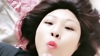 北京夫妻，調教淫蕩小母狗，躺在床上打飛機，叫床，吞精太性福了！