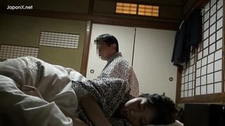 SCPX-373C 出差時因故與巨乳同事睡同房的我。無防備興奮下就這樣…夜襲！2