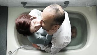 JUL-591 욕실에서 시작되는 중년 남녀의 익사 정서 젖은 밀실 카토 동백