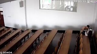 教室でセックス