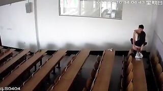 在教室裡面打砲