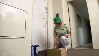 SCOP-693C 在箱子裏頭放入春藥噴霧，讓女性配送員打開箱子同時吸入春藥噴霧！效果出眾到身體火熱起來懇求起肉棒