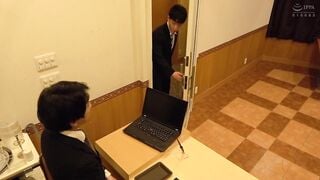 DVDMS-704 一般男女モニタリングAV 職場の同僚ドッキリ企画 出張先のビジネスホテルで憧れの女先輩と後輩男子が2人っきりでまさかまさかの相部屋宿泊！次々と巻き起こ