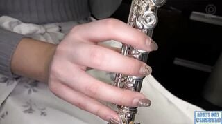 SRS-063 被相中的吹笛音樂家約砲成功，脫衣後竟是白老虎，讓哥哥教妳笛子的正確用法。