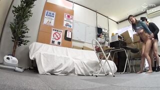 JJAA-037 パートの人妻さんが若い従業員をこっそり連れ込んで楽しむヤリ部屋になっているバイト先の休憩室12