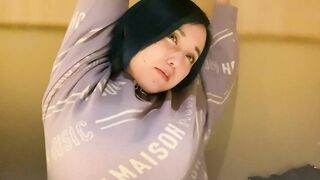 476MLA-044 100% Slut Amateur La fille excitée aux cheveux flashy et aux gros seins qui se promène dans la ville la nuit est une chienne polyvalente avec une barre basse pour l'érotisme ! Ayanami-chan et Nei-chan