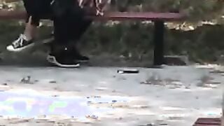 情侶在公園外面打砲