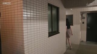 MEYD-645C 第一次交女朋友…卻被住隔壁慾求不滿的人妻給吃了 懷著罪惡感勃起 岬櫻