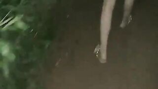帝都の玉源潭公園【アヴォーヴ】でも深夜は蚊も怖くない、エッチな若いカップルが野外に挑戦して中出しなしの無毛マンコ。