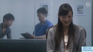 MEI-016 人妻為了賺老公陽痿治療費參加訪問，隔著魔鏡被按摩棒弄到崩潰拜託我把她肏翻！