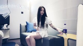 고급계 출신의 소녀 Xiaobao Xunhua, 팔에 문신이 있는 흰색 드레스를 입은 소녀, 몸에 앉아 가슴을 만지고, 키스하고 유혹하고, 다리를 잡고 찌르고, 신음하고 헐떡입니다.