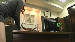 JUL-555C 超絶倫火辣G罩杯痴女降臨！！ 讓公司裡男人全都變成婊兄弟的人妻櫃姐（假名）田知花 30歳