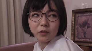 MUDR-139 おっパブでバイトしているHカップの地味なメガネっ子は娘の同級生 バイトを秘密にしてほしいと懇願されてまさかの本番サービスを受けちゃいました 初愛ねんね