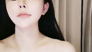 사천 최고의 소녀 [신신신(Xinxin)] 네티즌들은 "왜 섹스 안 해?", "날 사랑한다면 그냥 데이트해"라는 질문에 가슴을 노출해 섹시함을 더했다!